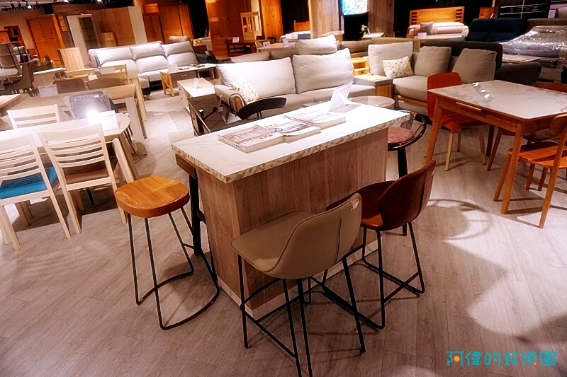 【台中大雅】億家具批發倉庫台中總店-千坪超大賣場，數十款沙發、床、櫃，還可客製化，選購家具來這就對了