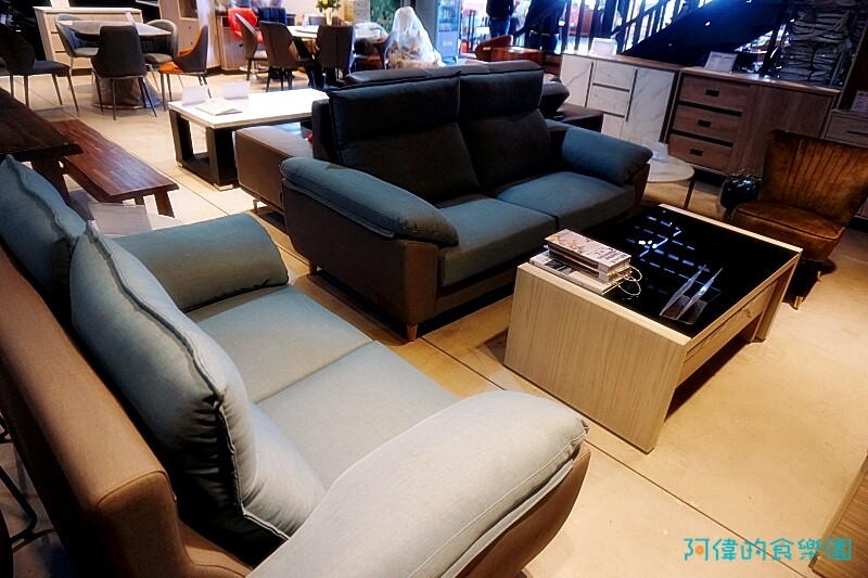 【台中大雅】億家具批發倉庫台中總店-千坪超大賣場，數十款沙發、床、櫃，還可客製化，選購家具來這就對了