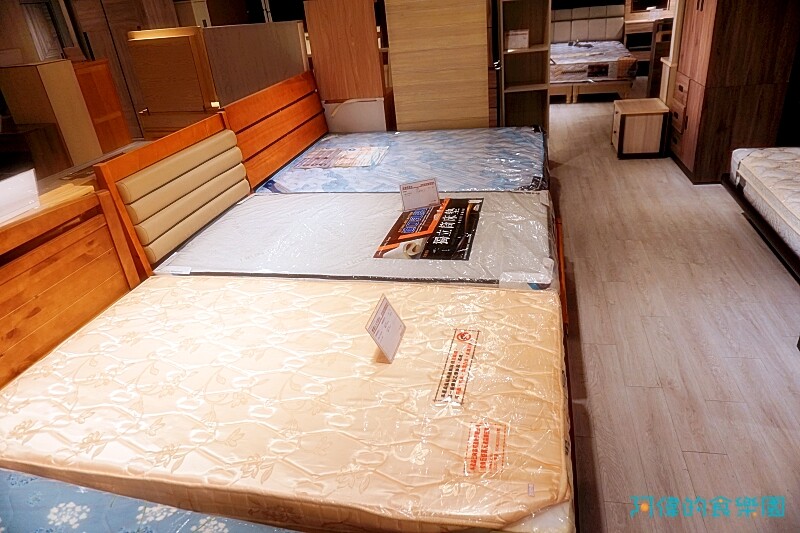 【台中大雅】億家具批發倉庫台中總店-千坪超大賣場，數十款沙發、床、櫃，還可客製化，選購家具來這就對了