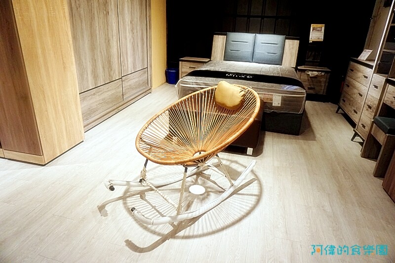 【台中大雅】億家具批發倉庫台中總店-千坪超大賣場，數十款沙發、床、櫃，還可客製化，選購家具來這就對了