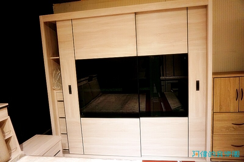 【台中大雅】億家具批發倉庫台中總店-千坪超大賣場，數十款沙發、床、櫃，還可客製化，選購家具來這就對了