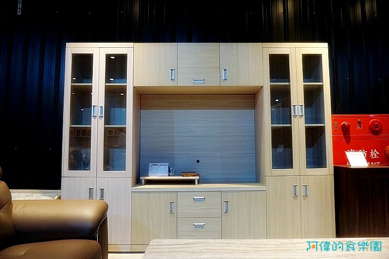 【台中大雅】億家具批發倉庫台中總店-千坪超大賣場，數十款沙發、床、櫃，還可客製化，選購家具來這就對了