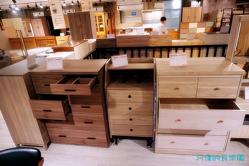 【台中大雅】億家具批發倉庫台中總店-千坪超大賣場，數十款沙發、床、櫃，還可客製化，選購家具來這就對了