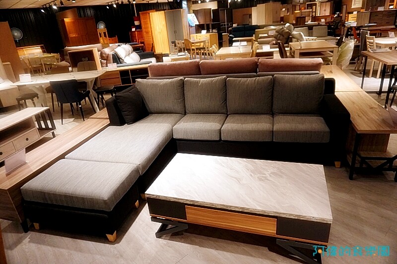 【台中大雅】億家具批發倉庫台中總店-千坪超大賣場，數十款沙發、床、櫃，還可客製化，選購家具來這就對了