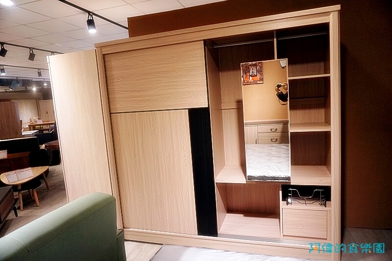 【台中大雅】億家具批發倉庫台中總店-千坪超大賣場，數十款沙發、床、櫃，還可客製化，選購家具來這就對了