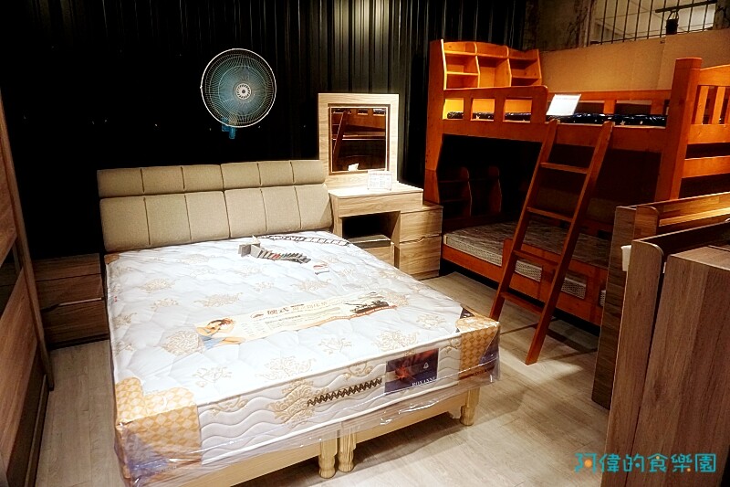 【台中大雅】億家具批發倉庫台中總店-千坪超大賣場，數十款沙發、床、櫃，還可客製化，選購家具來這就對了