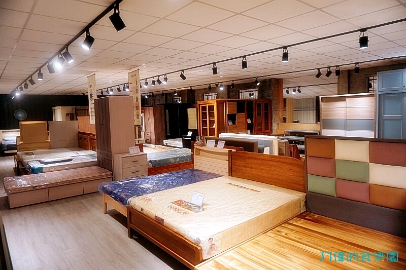【台中大雅】億家具批發倉庫台中總店-千坪超大賣場，數十款沙發、床、櫃，還可客製化，選購家具來這就對了