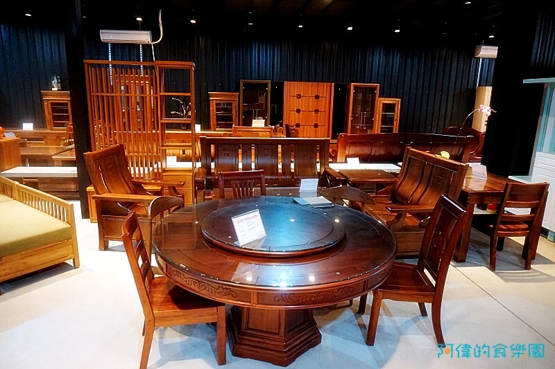 【台中大雅】億家具批發倉庫台中總店-千坪超大賣場，數十款沙發、床、櫃，還可客製化，選購家具來這就對了