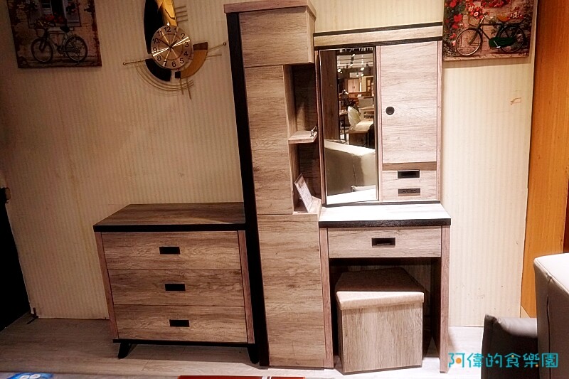 【台中大雅】億家具批發倉庫台中總店-千坪超大賣場，數十款沙發、床、櫃，還可客製化，選購家具來這就對了