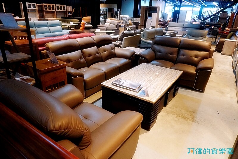 【台中大雅】億家具批發倉庫台中總店-千坪超大賣場，數十款沙發、床、櫃，還可客製化，選購家具來這就對了