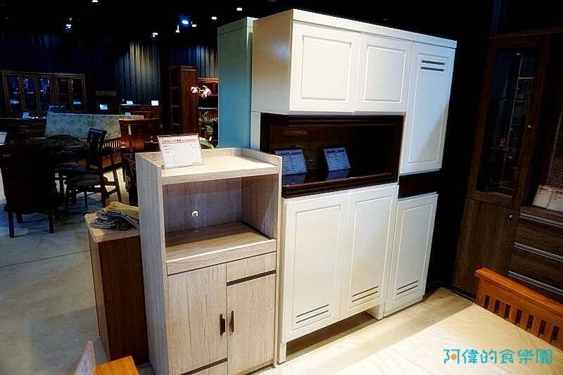 【台中大雅】億家具批發倉庫台中總店-千坪超大賣場，數十款沙發、床、櫃，還可客製化，選購家具來這就對了