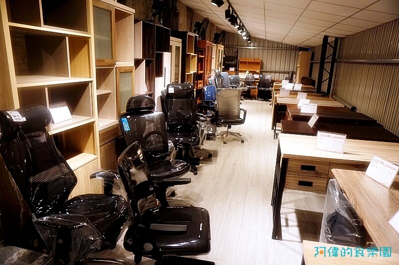 【台中大雅】億家具批發倉庫台中總店-千坪超大賣場，數十款沙發、床、櫃，還可客製化，選購家具來這就對了