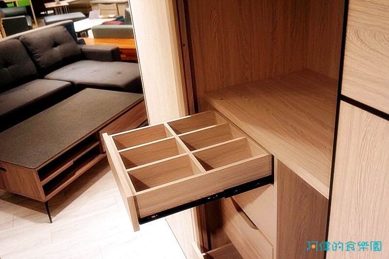 【台中大雅】億家具批發倉庫台中總店-千坪超大賣場，數十款沙發、床、櫃，還可客製化，選購家具來這就對了