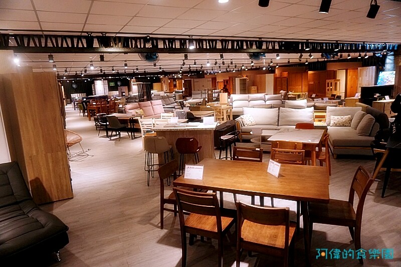 【台中大雅】億家具批發倉庫台中總店-千坪超大賣場，數十款沙發、床、櫃，還可客製化，選購家具來這就對了