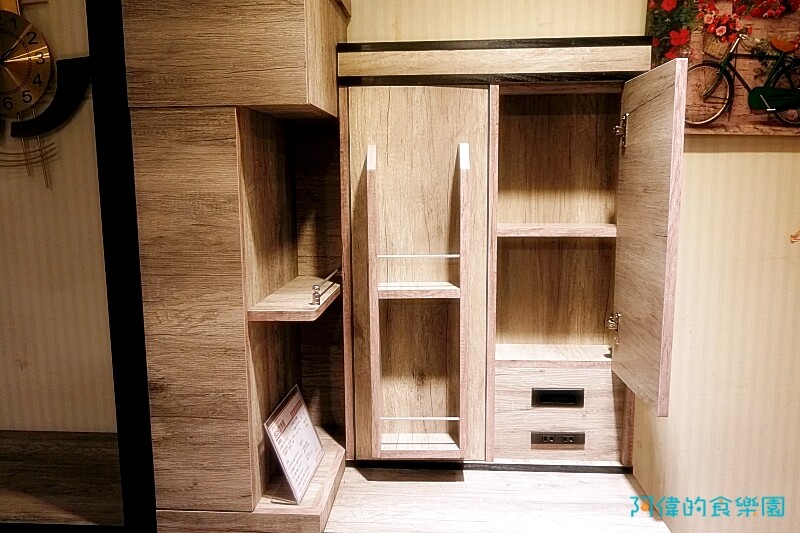 【台中大雅】億家具批發倉庫台中總店-千坪超大賣場，數十款沙發、床、櫃，還可客製化，選購家具來這就對了