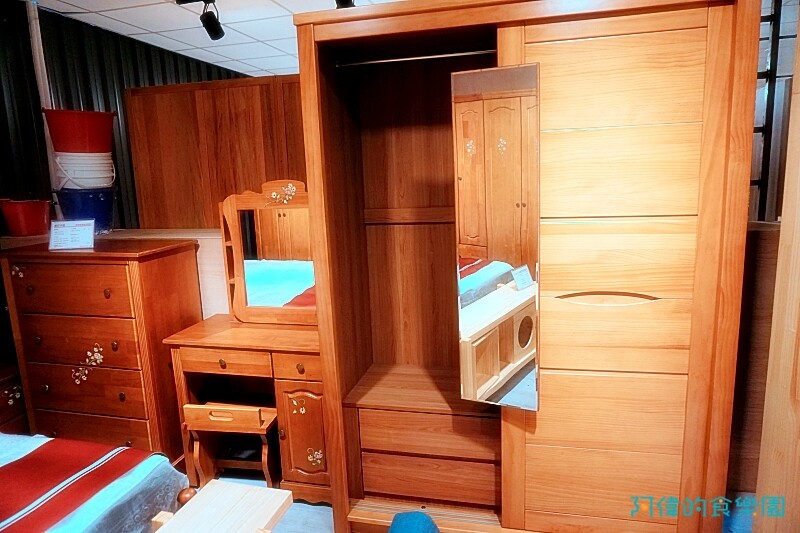 【台中大雅】億家具批發倉庫台中總店-千坪超大賣場，數十款沙發、床、櫃，還可客製化，選購家具來這就對了