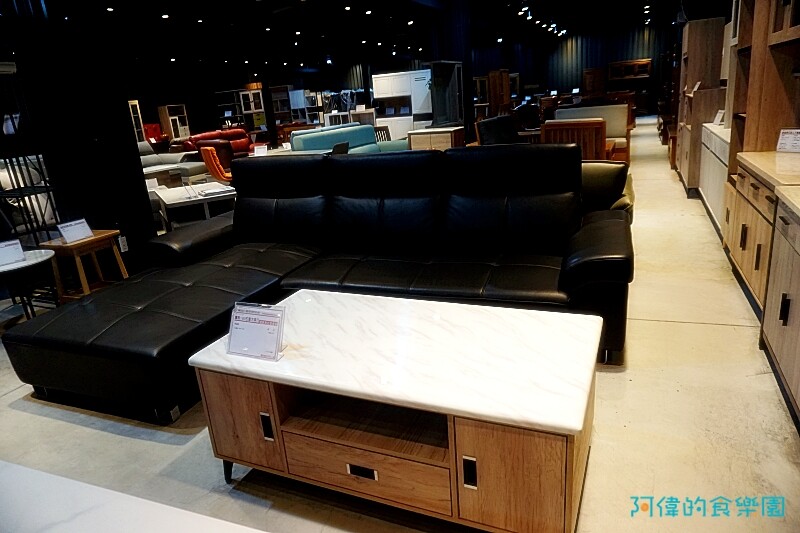 【台中大雅】億家具批發倉庫台中總店-千坪超大賣場，數十款沙發、床、櫃，還可客製化，選購家具來這就對了