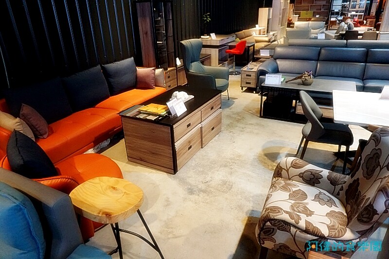 【台中大雅】億家具批發倉庫台中總店-千坪超大賣場，數十款沙發、床、櫃，還可客製化，選購家具來這就對了