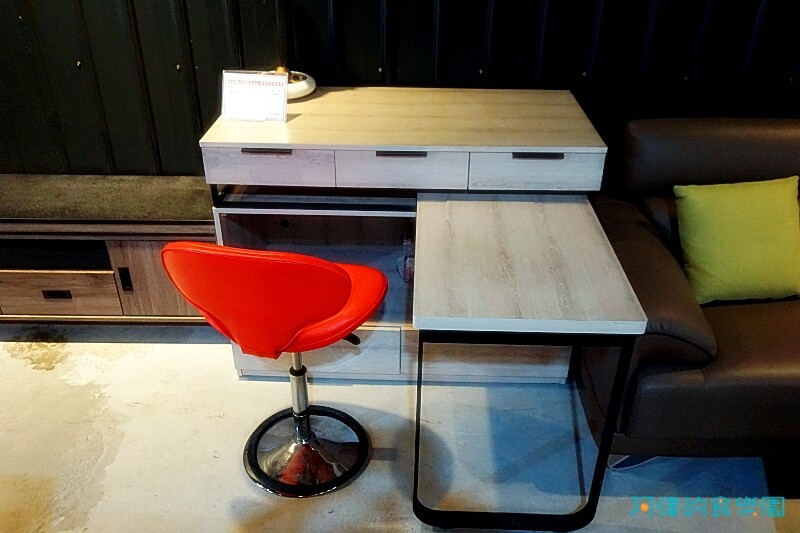 【台中大雅】億家具批發倉庫台中總店-千坪超大賣場，數十款沙發、床、櫃，還可客製化，選購家具來這就對了