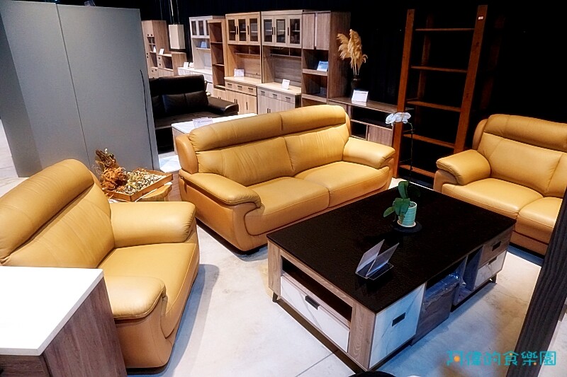 【台中大雅】億家具批發倉庫台中總店-千坪超大賣場，數十款沙發、床、櫃，還可客製化，選購家具來這就對了