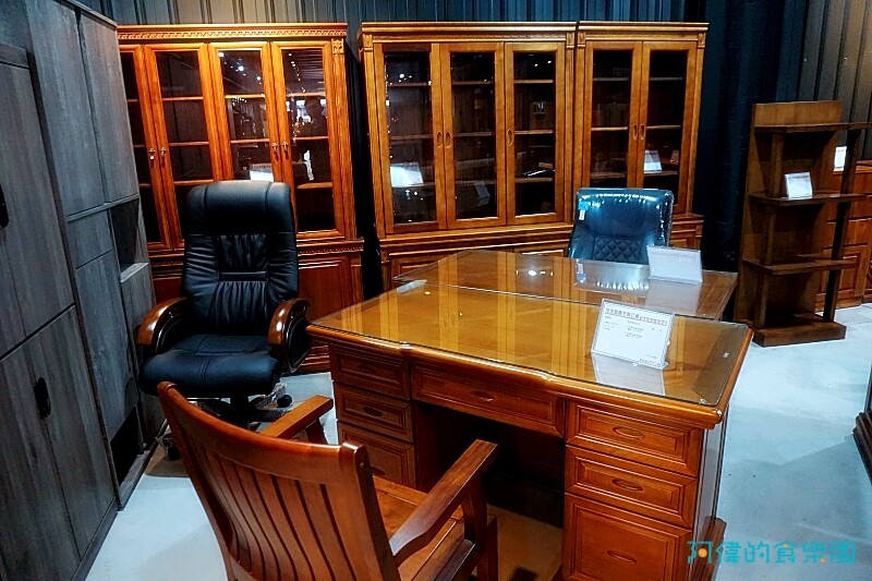 【台中大雅】億家具批發倉庫台中總店-千坪超大賣場，數十款沙發、床、櫃，還可客製化，選購家具來這就對了