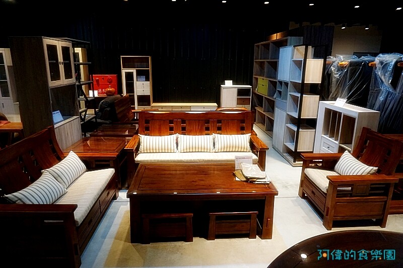 【台中大雅】億家具批發倉庫台中總店-千坪超大賣場，數十款沙發、床、櫃，還可客製化，選購家具來這就對了