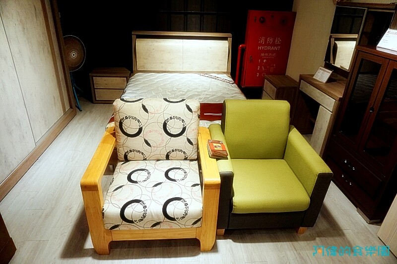 【台中大雅】億家具批發倉庫台中總店-千坪超大賣場，數十款沙發、床、櫃，還可客製化，選購家具來這就對了