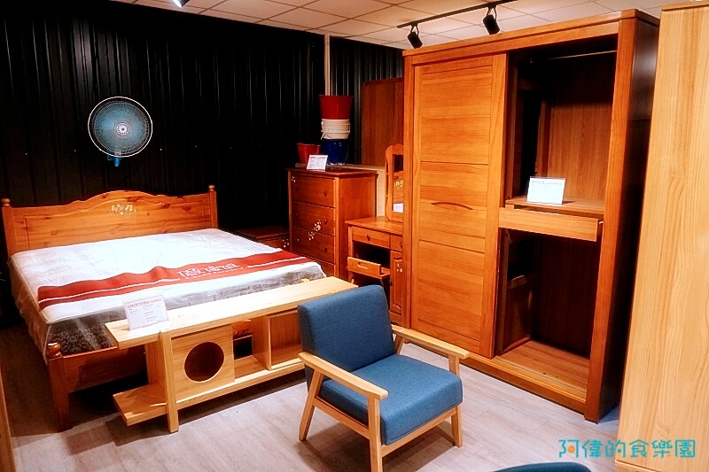 【台中大雅】億家具批發倉庫台中總店-千坪超大賣場，數十款沙發、床、櫃，還可客製化，選購家具來這就對了