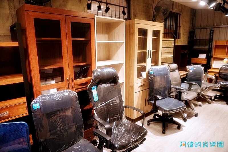 【台中大雅】億家具批發倉庫台中總店-千坪超大賣場，數十款沙發、床、櫃，還可客製化，選購家具來這就對了