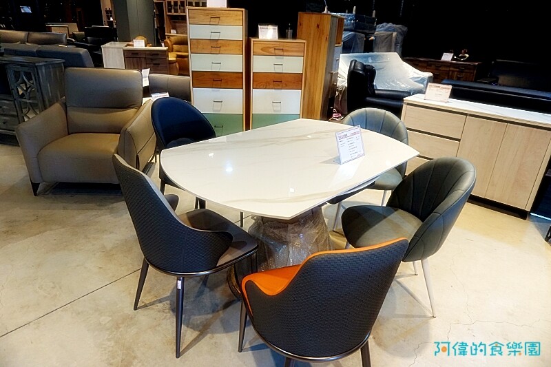 【台中大雅】億家具批發倉庫台中總店-千坪超大賣場，數十款沙發、床、櫃，還可客製化，選購家具來這就對了