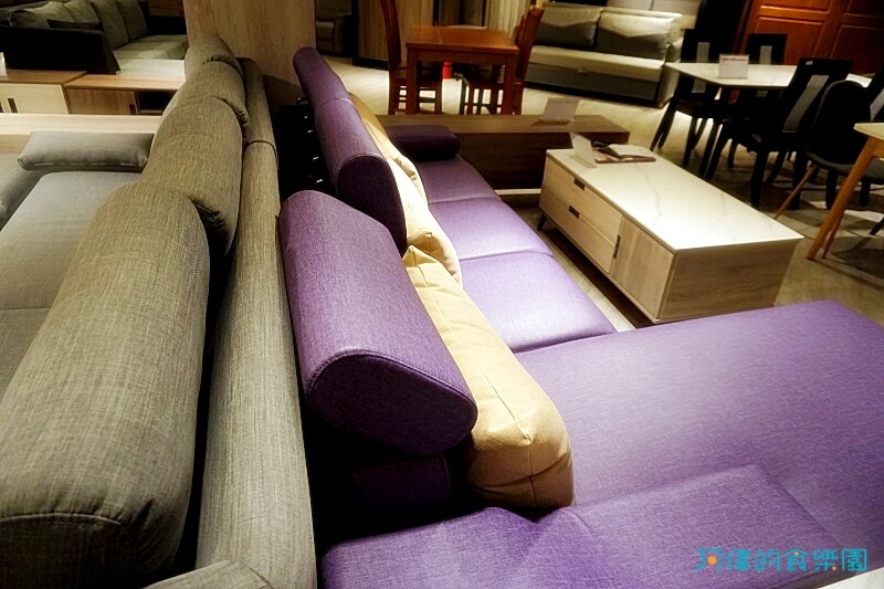 【台中大雅】億家具批發倉庫台中總店-千坪超大賣場，數十款沙發、床、櫃，還可客製化，選購家具來這就對了