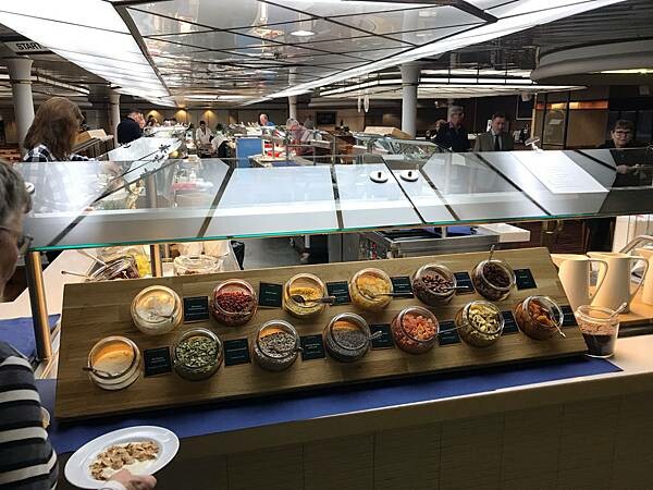（北歐旅遊）瑞典🇸🇪斯德哥爾摩<->芬蘭🇫🇮赫爾辛基郵輪旅遊 船上自助早餐只要3百多 魚子醬、鵝肝醬、生鮭魚吃到飽-維京郵輪viking line