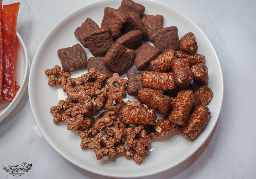 裕芳通霄店|苗栗餅乾批發:餅乾.零食.肉干50元起,台版巧克比這裡買!!國道3號通霄交流道旁人氣伴手禮店 @緹雅瑪 美食旅遊趣