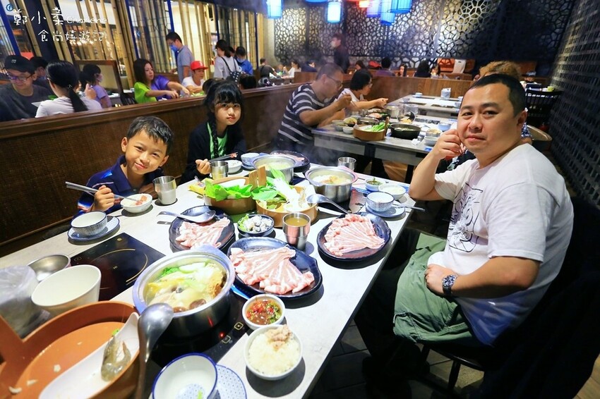 台中后里|麗寶OUTLET MALL-耶誕新年城.3大光影藝術燈區|全台最大天空之夢摩天輪.一圈25分獨家LINE FRIENDS