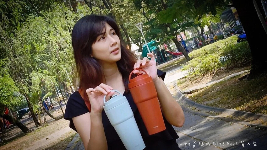 WOKY保溫杯│沃廚│手提激凍輕芯鈦瓷易潔層渾圓杯│升級大容量、超強保冰保溫效果、輕芯鈦瓷易潔層讓飲品呈現最佳狀態！ - 吃貨閔爸-一對爸媽兩個娃的吃貨人生