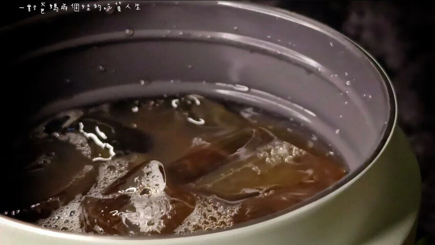 WOKY保溫杯│沃廚│手提激凍輕芯鈦瓷易潔層渾圓杯│升級大容量、超強保冰保溫效果、輕芯鈦瓷易潔層讓飲品呈現最佳狀態！ - 吃貨閔爸-一對爸媽兩個娃的吃貨人生