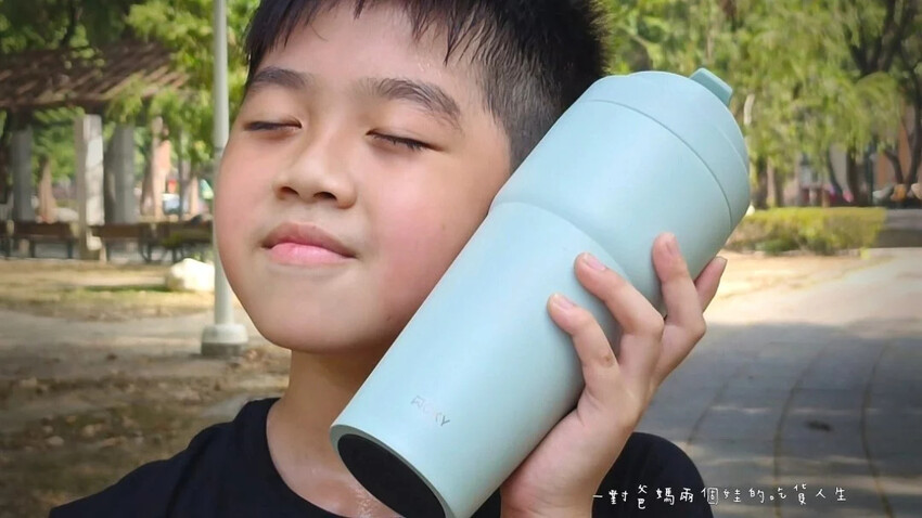 WOKY保溫杯│沃廚│手提激凍輕芯鈦瓷易潔層渾圓杯│升級大容量、超強保冰保溫效果、輕芯鈦瓷易潔層讓飲品呈現最佳狀態！ - 吃貨閔爸-一對爸媽兩個娃的吃貨人生