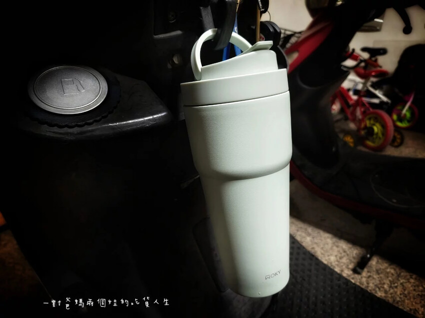 WOKY保溫杯│沃廚│手提激凍輕芯鈦瓷易潔層渾圓杯│升級大容量、超強保冰保溫效果、輕芯鈦瓷易潔層讓飲品呈現最佳狀態！ - 吃貨閔爸-一對爸媽兩個娃的吃貨人生