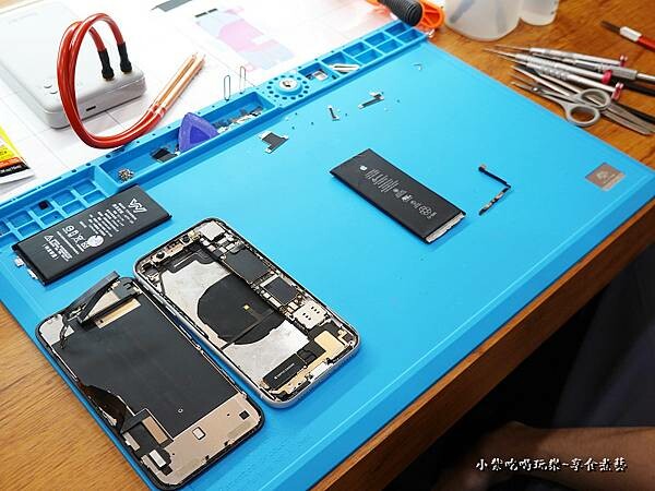 6白-拆下舊電池;新電池等放入晶片-pro fix中壢新生店.jpg