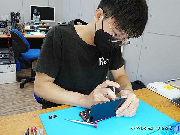 1紅-拆開更換原廠電池-pro fix中壢新生店.jpg