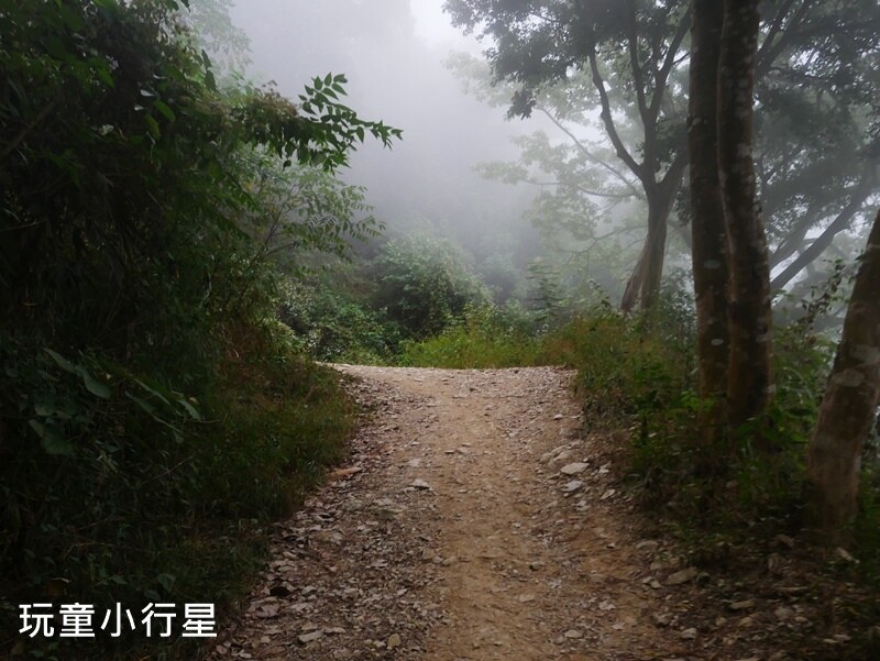 高雄景點｜橫跨高屏的尾寮山，拉繩攀登，挑戰型小百岳