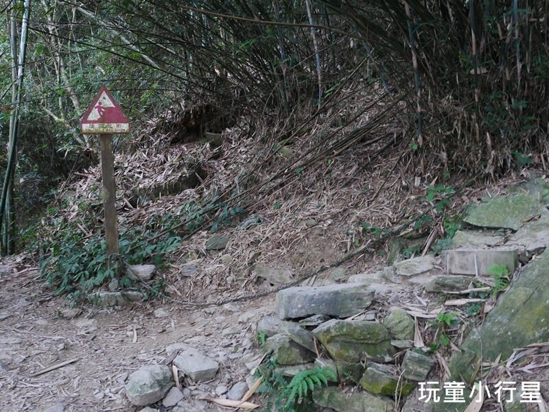 高雄景點｜橫跨高屏的尾寮山，拉繩攀登，挑戰型小百岳