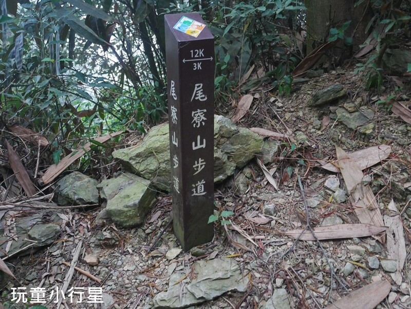高雄景點｜橫跨高屏的尾寮山，拉繩攀登，挑戰型小百岳