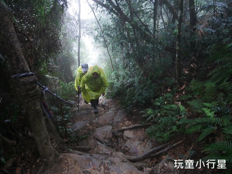 高雄景點｜橫跨高屏的尾寮山，拉繩攀登，挑戰型小百岳