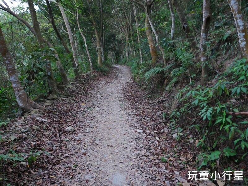 高雄景點｜橫跨高屏的尾寮山，拉繩攀登，挑戰型小百岳