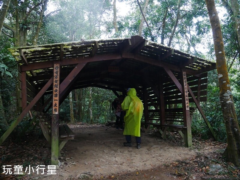 高雄景點｜橫跨高屏的尾寮山，拉繩攀登，挑戰型小百岳