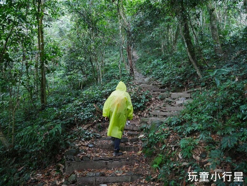 高雄景點｜橫跨高屏的尾寮山，拉繩攀登，挑戰型小百岳
