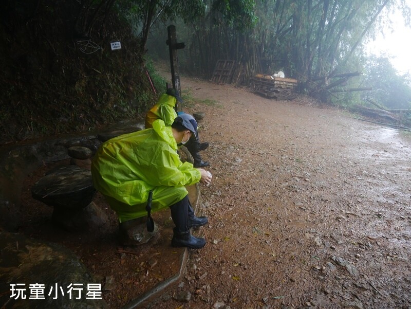 高雄景點｜橫跨高屏的尾寮山，拉繩攀登，挑戰型小百岳