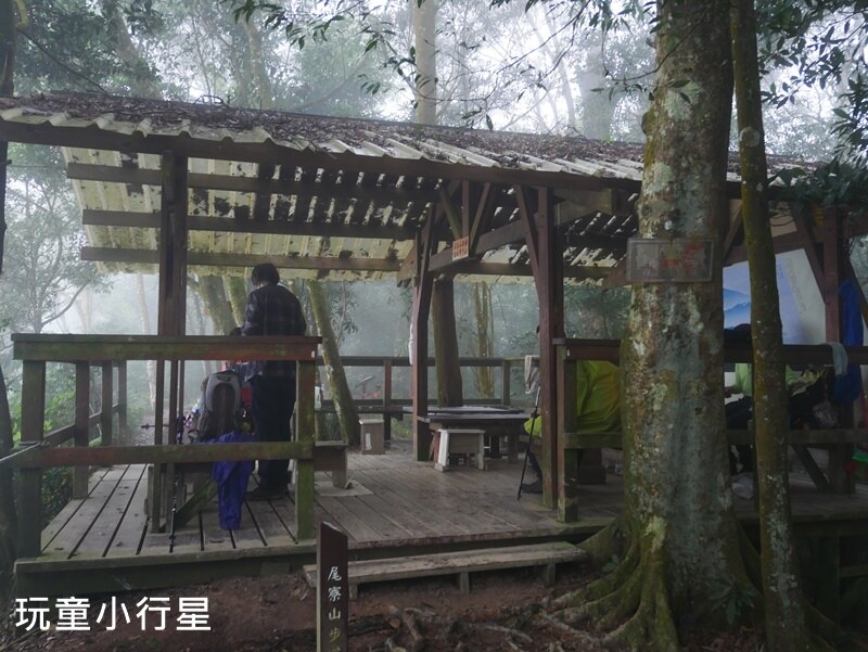 高雄景點｜橫跨高屏的尾寮山，拉繩攀登，挑戰型小百岳
