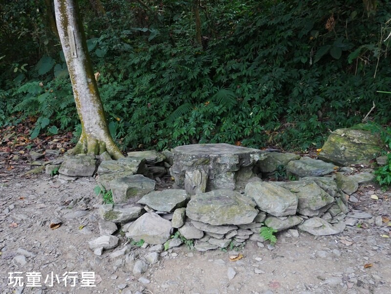 高雄景點｜橫跨高屏的尾寮山，拉繩攀登，挑戰型小百岳